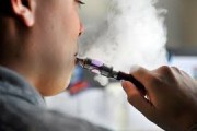 Báo động tình trạng giới trẻ Mỹ hút thuốc lá điện tử trộn cần sa
