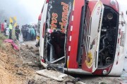 Lật xe khách ở vùng núi Andes, 48 người thương vong